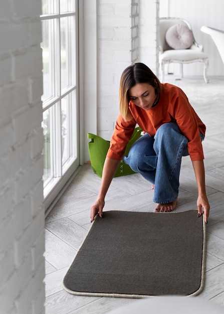 Очистите область от грязи и пыли. Используйте пылесос и влажную тряпку для удаления загрязнений, что обеспечит хорошую адгезию материалов. Перед началом рекомендуется удалить старые покрытия, такие как краска или лак.