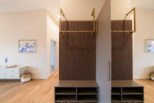 Для сохранения цвета и предотвращения выцветания выбирайте качественные водоэмульсионные краски. После завершения работ дайте стене высохнуть, прежде чем добавлять мебель или декор на полки в укрытии.