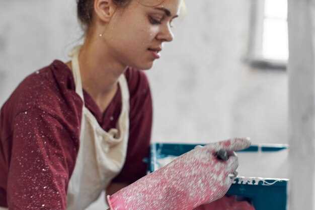 Для получения интересной текстуры используйте стальной шпатель. Нанесите слой смеси, после чего проведите шпателем под углом, чтобы сформировать характерные углубления и выступы. Это придаст стене уникальный вид, создавая объем и рельеф.