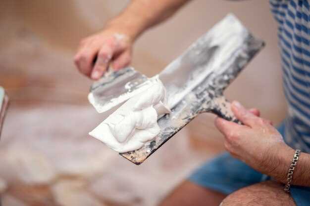 Для равномерного нанесения декора следует контролировать уровень и вертикальность. В случае необходимости используйте лазерный уровень или отвес. Проверяйте ровность поверхности перед каждым этапом работы.