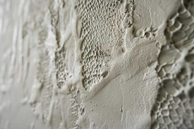 Приступая к работе, подготовьте основание: стену нужно очистить от пыли и грязи, а при наличии трещин или неровностей – выровнять поверхность.