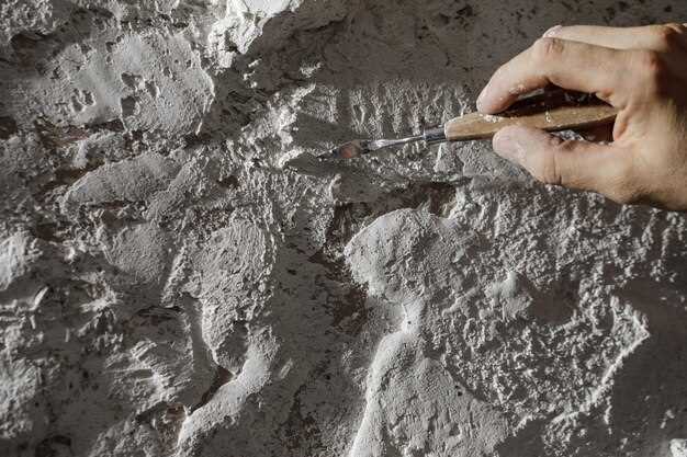 Трещины и ямки следует заделать. Для этого применяйте шпаклевку, которая хорошо сцепляется с основой. Обратите внимание на возможность появления пустот – если таковые имеются, устраните их с помощью строительного клея.