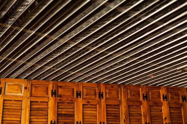 Металлические конструкции, отделанные под дерево, находят применение в промышленных стилях. Они добавляют современности и контрастируют с натуральными фактурами.