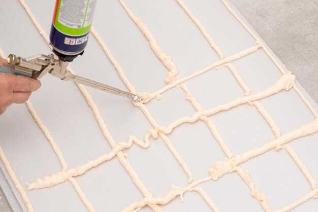 После применения грунтовки подождите рекомендованное время до полного высыхания. Это обеспечит надежное сцепление и долговечность последующей укладки.