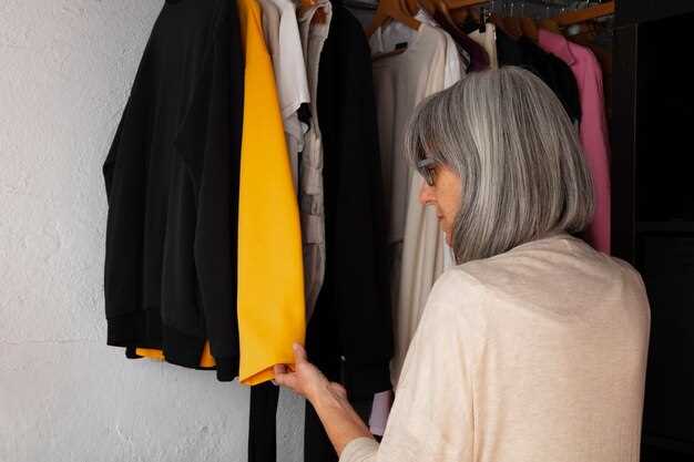 Использование светлых тонов для стен визуально увеличивает пространство. Отделка может быть выполнена краской или обоями, выбирайте материалы, которые легко чистить. Установка потолочных светильников с диммерами добавляет возможность регулировать яркость.