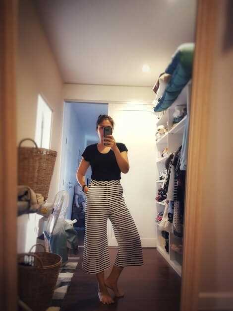 Измените освещение при помощи настенных бра, чтобы создать мягкое сияние. Это сделает пространство уютным. Рассмотрите возможность установки точечных светильников на кронштейнах для акцентирования конкретных зон.