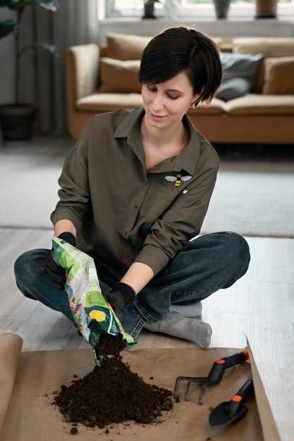 Следующий слой может состоять из растительных остатков – сена, соломы или свежескошенной травы. Эти материалы обеспечивают дренаж и сохраняют влагу, предотвращая перегревание грунта.