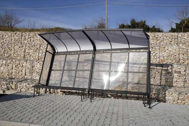 Следующий этап – определиться с материалами. Дерево, металл, поликарбонат или комбинация этих компонентов? Учтите климатические условия и стиль вашего дома. Для защиты от снега и дождя подойдут легкие водоотталкивающие конструкции, а для жарких регионов можете рассмотреть использование прозрачных полимеров для повышения освещенности.