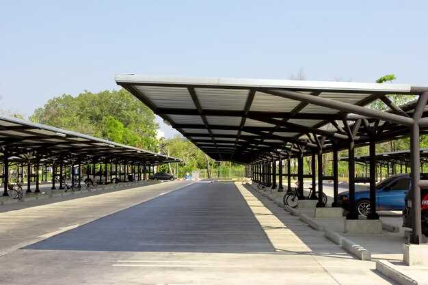 При установке каркаса учитывайте его прочность. Рекомендуется использовать металлические или деревянные балки с сечением не менее 100х100 мм. Это обеспечит надежную основу для покрытия.