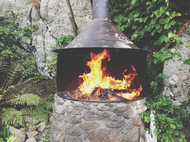 С другой стороны, металлические системы менее подвержены изменениям при температурных колебаниях. Быстрое разогревание и легкость в перемещении делают их удобными для использования на даче. Металлический гриль легко модернизировать: вы можете интегрировать дополнительные функциональные элементы, такие как варочная поверхность или рычаг для копчения.